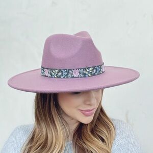 Elegant Pink Wide-Brim Hat with Floral Band